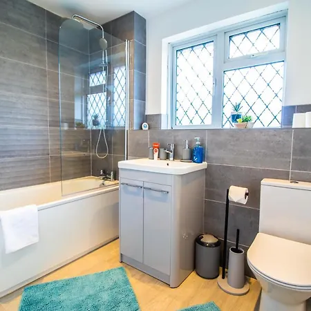 Amazing Modern 3 Bedroom W Parking And Wifi Apartment