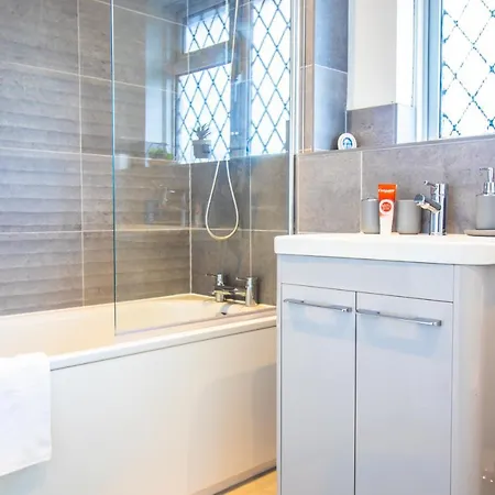 Amazing Modern 3 Bedroom W Parking And Wifi Bristol