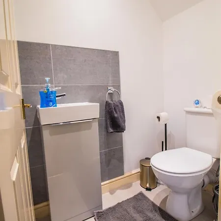 Amazing Modern 3 Bedroom W Parking And Wifi Apartment *